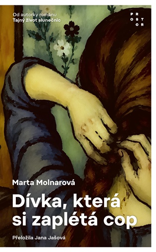 Dívka, která si zaplétá cop